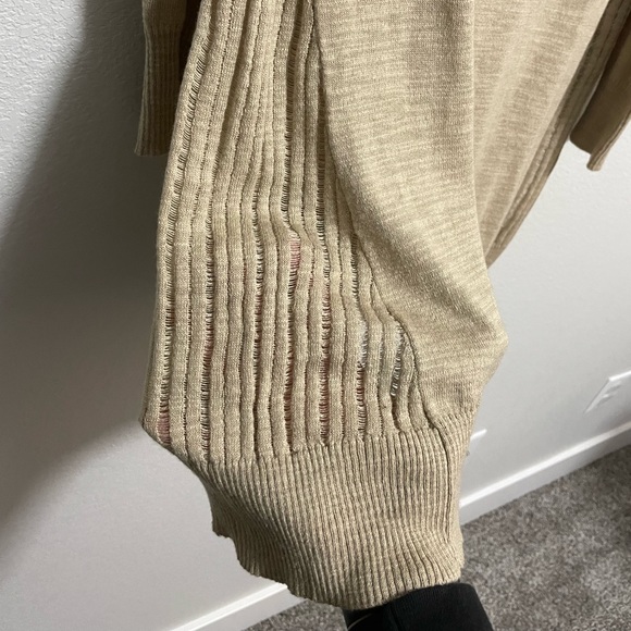 Cable & Gauge Women’s Tan Sweater Size Medium - Picture 10 of 11